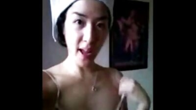 Uma mulher que tem uma bunda grande vídeo de pornô das novinhas está sendo fodida e apalpada