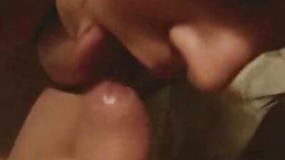 Uma garota com uma bunda redonda sexy está sendo fodida vídeo pornô grátis vídeo pornô grátis no sofá