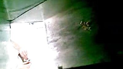 Uma adolescente morena com rabo de porco tem sua vídeo de pornô mulher gostosa boceta esmagada por um garanhão bonito