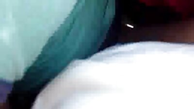 Uma loira com uma bucetinha gostosa está metendo um pau filme pornô na academia preto dentro do corpo