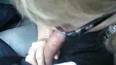 Loira com tinta vídeo pornô mulher morena em lingerie sexy montando um dong apropriado