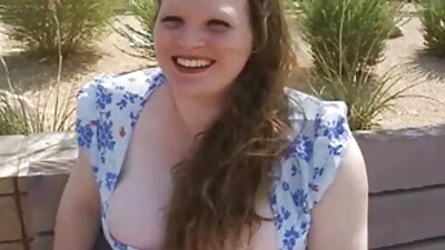 Uma loira de bunda grande com uma bunda linda e sexy está pegando um pau na boceta ver vídeos pornô