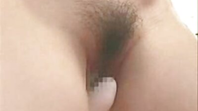 Uma vídeos pornos caseiros loira com uma bela bunda redonda está sendo penetrada profundamente