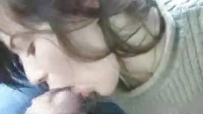 Uma morena gostosa vídeo de pornô ao vivo está sendo penetrada no sofá por vários caras