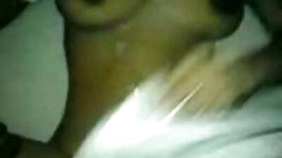 Uma loira com um belo cuzinho está metendo filme pornô homem com mulher um pau na bucetinha molhada