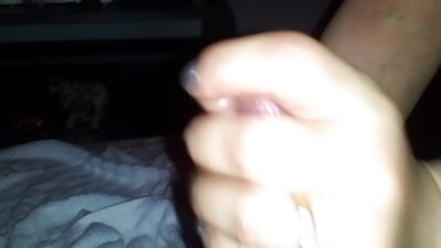 Pau gordo está batendo no buraco vídeos pornos caseiros apertado de uma garota no sofá
