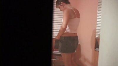 Uma garota está tendo sua bunda cheia de porra enquanto está no sofá filme pornô da helen ganzarolli