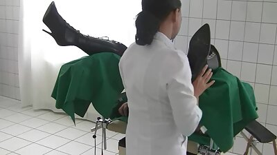 Gata suja em um vestido transparente é filme pornô mulher com mulher transada por um cara áspero