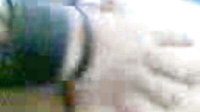 A gata com botas de látex acerta o rabo dele com vídeo pornô com atriz seu pau grande
