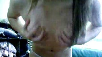 Uma garota sexy sente seu ok google filme pornô grátis punho feminino em sua boceta molhada neste vídeo
