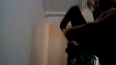 Uma vídeo vídeo de pornô loira com a buceta raspada está tendo gozada nas tetas