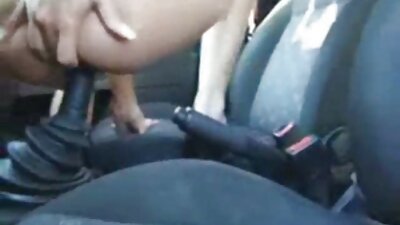 Loira empurra a mão dentro da amiga porno mulher comendo homem morena para tirá-la do orgasmo